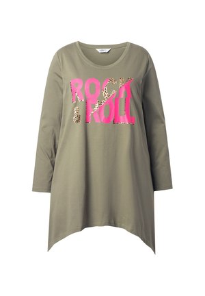 Tunique olive verte à manches longues avec col arrondi ; présente un texte rose vif "ROCK & ROLL" avec des accents de motif léopard.