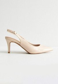 Décolleté slingback in pelle verniciata beige con punta affilata e tacco a stiletto di 7,5 cm; presenta una cintura con fibbia per la regolazione.