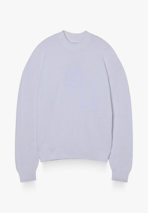 Svetlofialový pletený sveter s okrúhlym výstrihom, dlhými rukávmi a rebrovanými manžetami a lemom, položený na bielom pozadí.