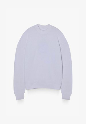 Svetlofialový pletený sveter s okrúhlym výstrihom, dlhými rukávmi a rebrovanými manžetami a lemom, položený na bielom pozadí.