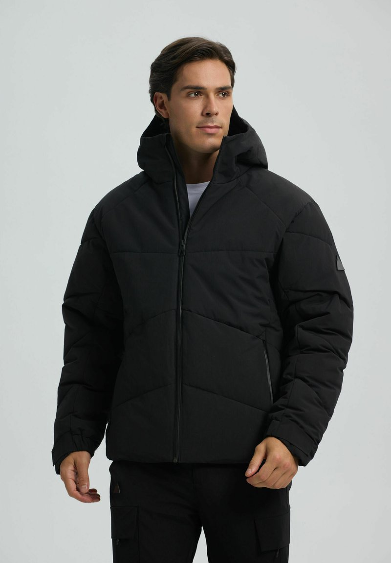 Schwarze Daunenjacke mit Reißverschluss vorne, Kapuze und gestepptem Design. Sie hat lange Ärmel und Seitentaschen und besteht aus einem glatten Material.