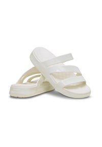 Witte rubberen schuif sandalen met drie brede banden en een open achterzijde. Soepele textuur met een dikke, gevoerde zool.