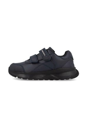 Zapatilla deportiva negra con dos tiras de velcro ajustables y suela de goma texturizada, mostrada de lado sobre un fondo blanco.