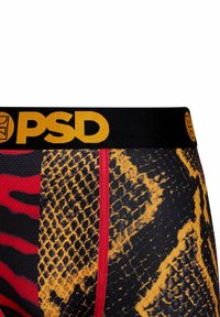 Boxeri PSD cu un model de piele de șarpe neagră, roșie și galbenă, având un elastic negru pe care este inscripționat 'PSD' cu litere galbene.