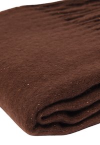 Coperta in lana marrone, piegata e con una consistenza morbida. La superficie è leggermente testurizzata, con sottili riflessi dorati sparsi.