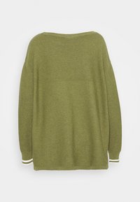Pull en tricot vert au style décontracté, avec un col large et des poignets rayés. Présente un motif en côtes texturé et des épaules tombantes.