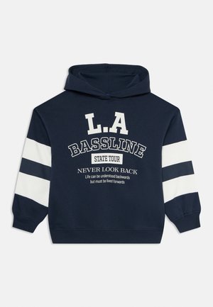Sweat à capuche bleu marine avec des rayures blanches sur les manches et un texte blanc : « L.A Bassline State Tour Never Look Back » et une citation motivante.
