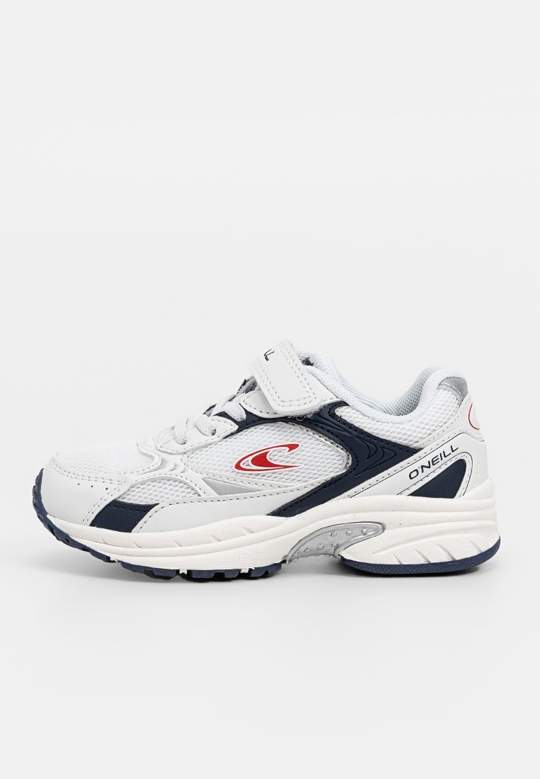 Witte sportieve schoenen met een marineblauwe en rode accenten, gemaakt van synthetisch materiaal met een mesh bovenlaag, een gewatteerde tong en een verstelbare band.