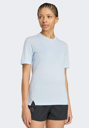 Lyseblå atletisk top med korte ærmer, rund halsudskæring, mesh-detaljer på siderne og et diskret tre-stribers logo på brystet.