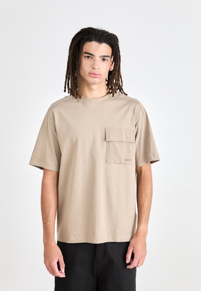 BOSS POCKET - Jednoduché tričko - open brown