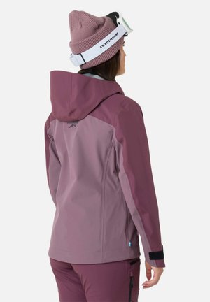 Lichtgewicht, waterdichte jas in mauve met een capuchon, verstelbare manchetten en contrasterende donkere accenten; gedragen met een gebreide beanie en skibril.