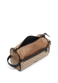 Helle Ledertasche mit einem geometrischen Muster im unteren Bereich, schwarzen Akzenten, Reißverschluss und einem seitlichen Griff. Kompakte und strukturierte Form.