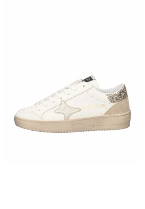 Sneaker bianca bassa con suola beige, dettaglio laterale a forma di stella, tallone scintillante e scritta dorata "AMA-BY DELUXE" sul lato.