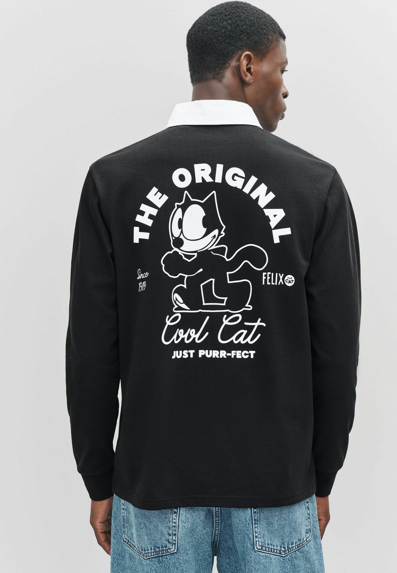 Camisa negra de manga larga con un gráfico de Felix el Gato en la parte trasera, con el texto "EL ORIGINAL GATO COOL SOLO PURR-FECT" en fuente negrita.
