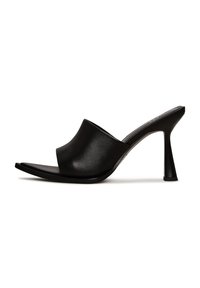 Mule nere con tacco alto, dotate di una superficie in pelle liscia, punta aperta e design curvo. Presentano un elegante tacco a stiletto e uno stile minimalista.