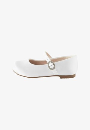 Weiße Ballettschuhe mit einer abgerundeten Spitze, einem verstellbaren Riemen mit einem dekorativen runden Akzent und einer flachen Sohle.