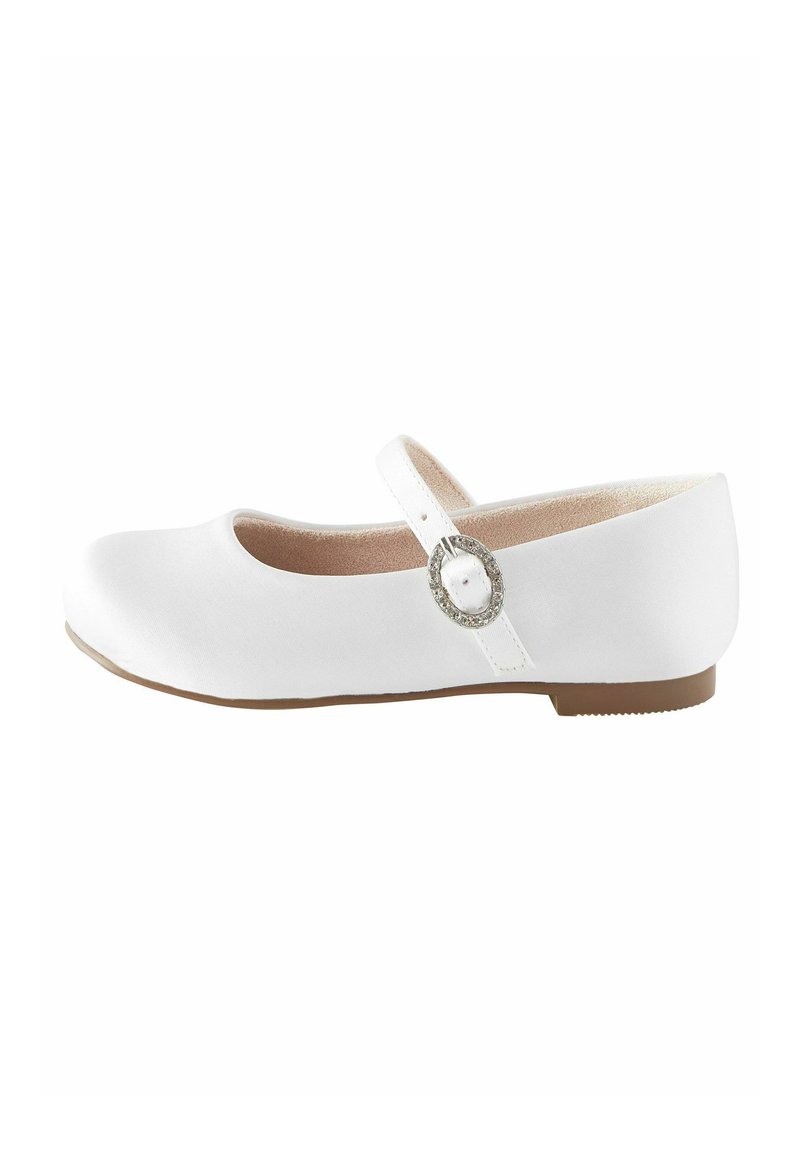 Vita ballerinas med rund tå, ett justerbart rem med en dekorativ cirkulär detalj och en platt sula.