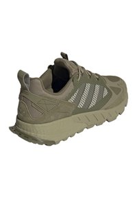 Olivgrön träningsskor med övre del av texturerad mesh, suède-accenter och gummisulor. Har ett rutmönster och ett framträdande snörningssystem.
