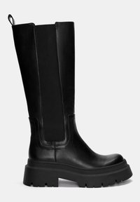 Schwarze Lederstiefel in kniehoher Länge mit elastischen Seiteneinsätzen, klobiger Sohle und elegantem Design. Verfügt über eine Zuglasche für einfaches An- und Ausziehen und eine strukturierte Oberfläche.