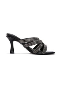 Sandale mule noire à talons hauts avec des brides croisées scintillantes et un bout carré, vue de profil sur fond blanc.