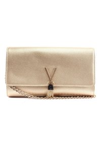 Gouden leren clutch met een textuur en een envelopvorm, voorzien van een kettingband, V-vormige hardware en een kwastaccent.