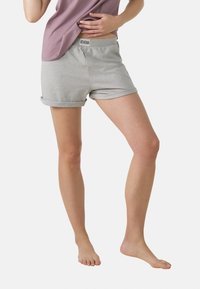 Shorts en coton gris avec un ourlet retroussé et une ceinture élastique ornée d'une étiquette de marque. Texture douce et coupe ajustée pour plus de confort.