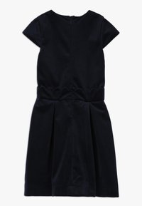 Granatowa sukienka z krótkim rękawem, okrągłym dekoltem, falbaniastym pasem i plisowaną spódnicą. Gładka tekstura z zapięciem na zamek z tyłu.