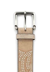 Beżowy skórzany pasek z błyszcząca srebrną klamrą, ozdobiony przezroczystymi cyrkoniami w zakrzywionym wzorze wzdłuż paska.