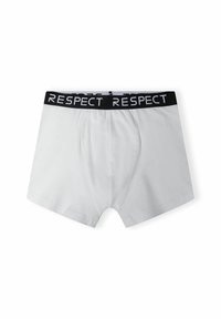 Białe bokserki z czarnym paskiem w talii, na którym znajduje się napis "SZACUNEK" w kolorze białym. Gładka tekstura i klasyczny design.