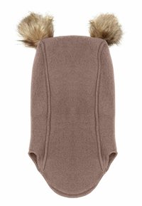 Cappello di pile marrone dalla forma arrotondata, con due pompon in pelliccia sintetica beige sulla parte superiore. Texture morbida, bordi cuciti e senza chiusure visibili.