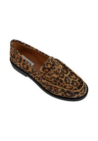 Scarpa slip-on in suede leopardato con punta arrotondata, cuciture decorative e suola in gomma nera. Superficie testurizzata con una sensazione morbida.