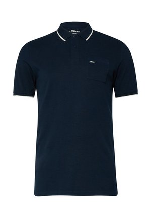 Donkerblauw polohemd met korte mouwen, witte bies op de kraag en manchetten, twee knopen sluiting en borstzakje met klein label.