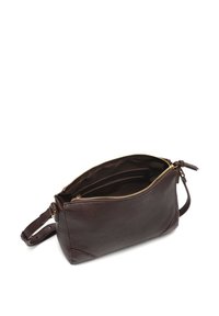 Hnedá kožená crossbody taška so zlatým zipsom, vnútornými vreckami a pevným popruhom. Má hladkú textúru a zaoblený tvar.
