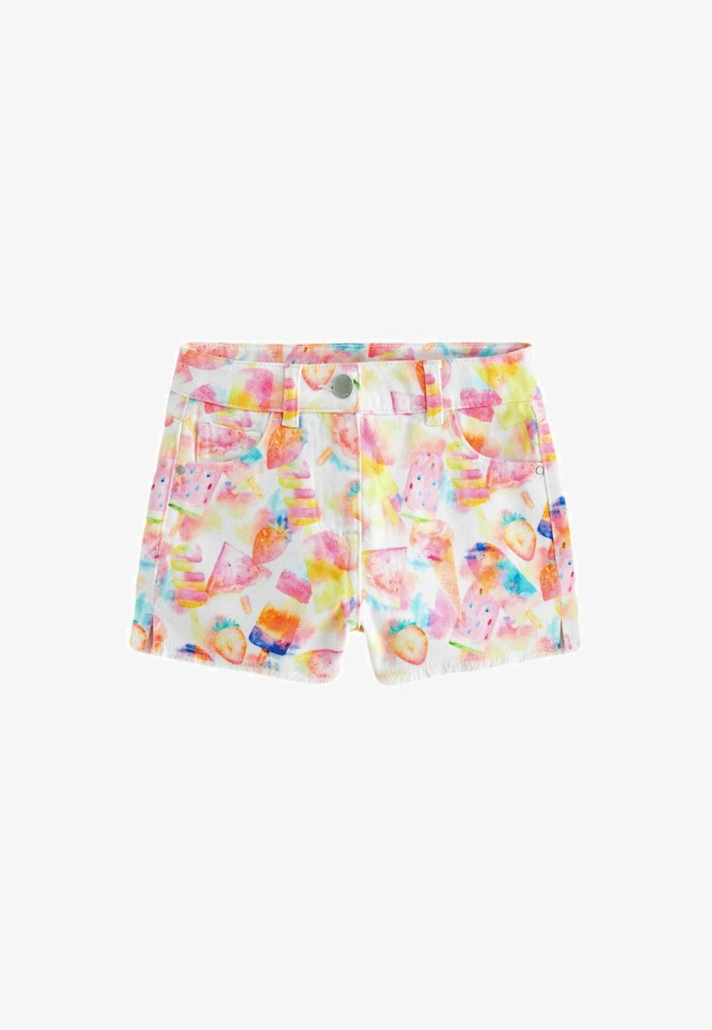 Denimové šortky s bílým základem, na kterých je barevný potisk tvarů zmrzliny a ovoce v růžové, žluté a modré barvě, s roztrhanými okraji.