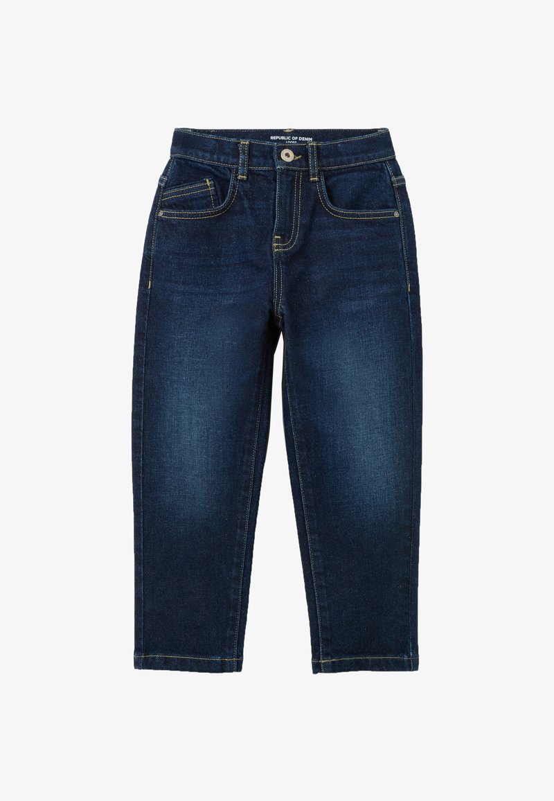 Vaqueros de mezclilla azul oscuro con un ajuste slim, cinco bolsillos, costuras naranjas y un cierre de botón metálico en la parte delantera.