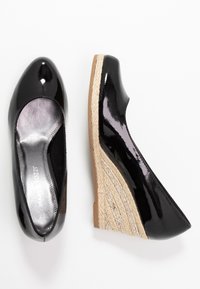 Zapatos de cuña de charol negro con puntera redondeada y un tacón estilo espadrille tejido con un acabado texturizado.