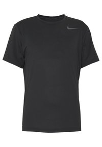 Czarna, krótkosleeve'owa koszulka sportowa z okrągłym dekoltem, gładką fakturą i małym szarym logo Nike na górnej lewej części klatki piersiowej.