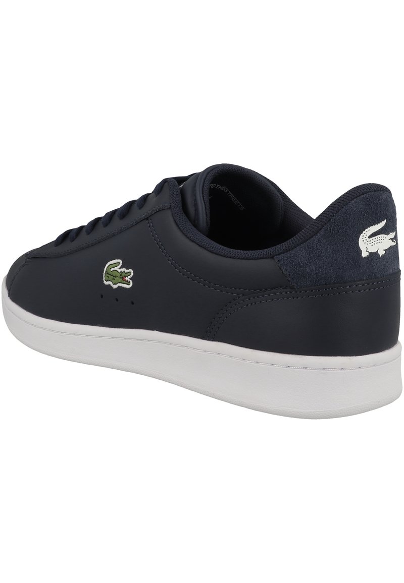 Baskets en cuir navy pour hommes avec semelle en caoutchouc blanche, design à lacets, accents en daim et logo de crocodile brodé sur le côté.