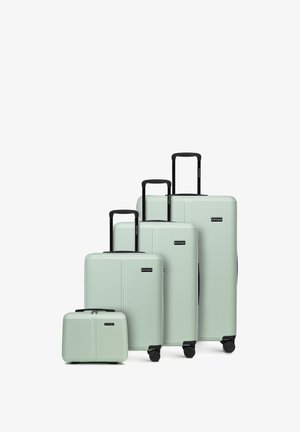 Vier mintgrüne Hartschalenkoffer mit schwarzen ausziehbaren Griffen und Rollen, sortiert von klein nach groß.