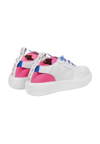 Weiße Sneaker mit rosa und blauen Akzenten, strukturiertem Stoff und einer geriffelten weißen Sohle. Enthält dekorative Nähte und ein einzigartiges Fersen-Detail.