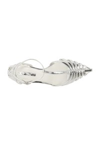 Sandal con tacón transparente en plateado metálico, que presenta múltiples correas entrecruzadas, diseño de punta afilada y una delgada correa en el tobillo. Textura suave.