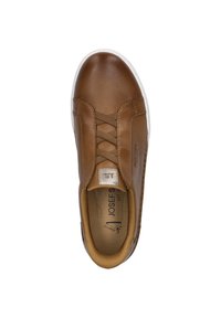 Sneakers en cuir marron avec design à lacets, semelle blanche et doublure intérieure douce. Présente un détail de logo et une texture lisse.