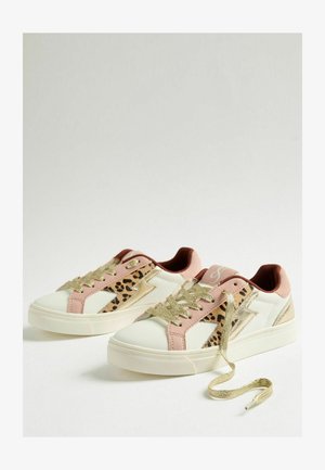 Rozā un baltas kedas ar leopardu rakstu un metalizētām zelta akcentiem. Iezīmējas ar teksturētu auklu aizdari un gumijas zoli.