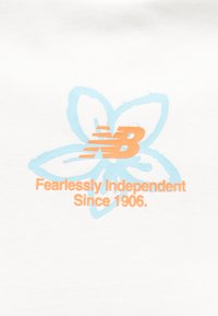 Πορτοκαλί λογότυπο «NB» πάνω από ένα ανοιχτό μπλε περίγραμμα λουλουδιού με το κείμενο «Fearlessly Independent Since 1906» σε λευκό φόντο.