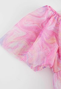 Durchscheinende Stoffshorts mit einem pinken, lila und gelben Wirbelmuster, das glitzernde Akzente sowie einen elastischen Bund aufweist.