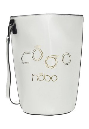 Sac à main blanc de style seau avec une tirette de fermeture éclair noire et un motif de points perforés formant l'inscription "cògo nobo" sur le devant.