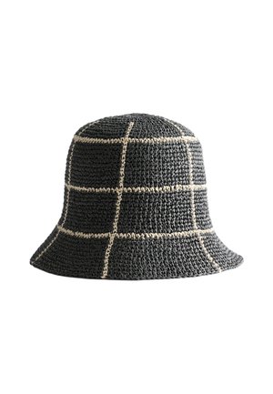 Czarny pleciony kapelusz typu bucket z białym wzorem w kratkę i lekko rozszerzanym rondem, pokazany na białym tle.