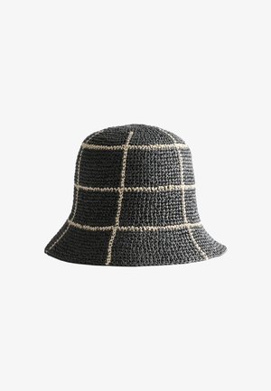 Czarny pleciony kapelusz typu bucket z białym wzorem w kratkę i lekko rozszerzanym rondem, pokazany na białym tle.