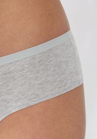 Šedé bavlněné hipster kalhotky s světle modrým elastickým páskem, které mají hladkou texturu a jednoduchý bezešvý design.