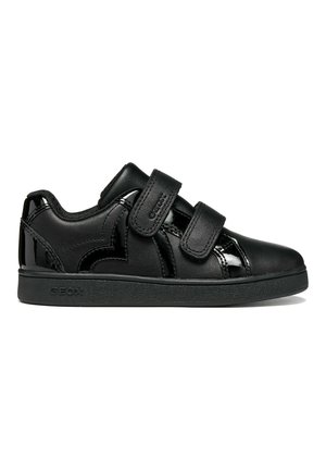 Zapatilla deportiva negra de perfil bajo con dos tiras de Velcro y suela de goma, con detalles de cuero lisos y brillantes.